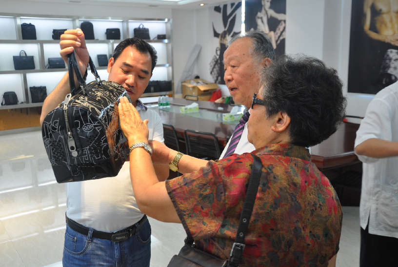 <strong> 禮品定制什么？客戶會(huì)喜歡？</strong>