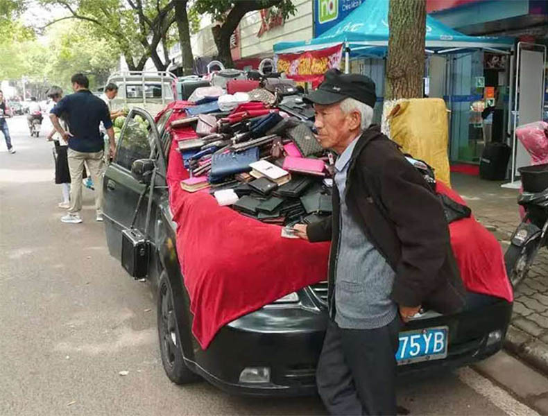 “兩會(huì)”支持地?cái)偨?jīng)濟(jì)，創(chuàng)意“廣告背包”贏得未來(lái)