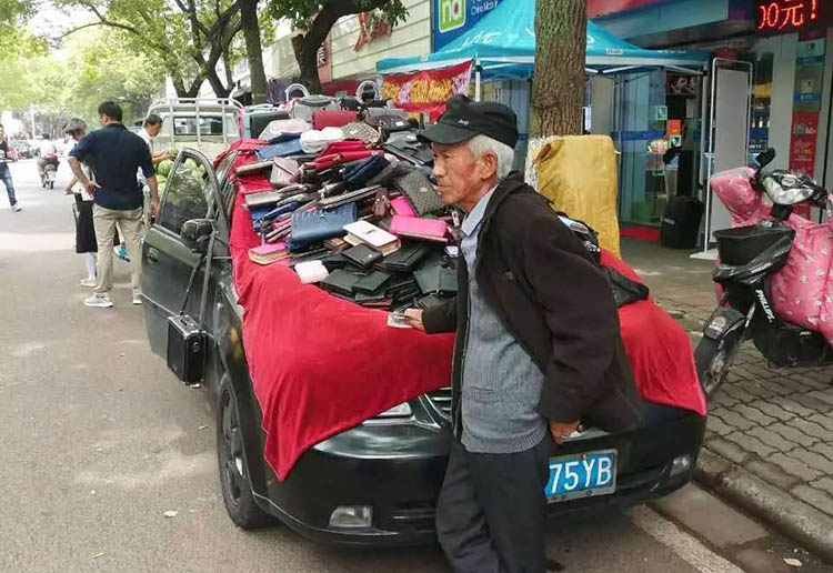 箱包廠,背包廠家禮品背包訂做,廣告背包訂做,地攤經(jīng)濟