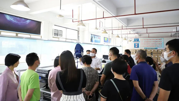 箱包廠,背包廠家禮品背包訂做,時(shí)尚雙肩包定制,雙肩背包訂做