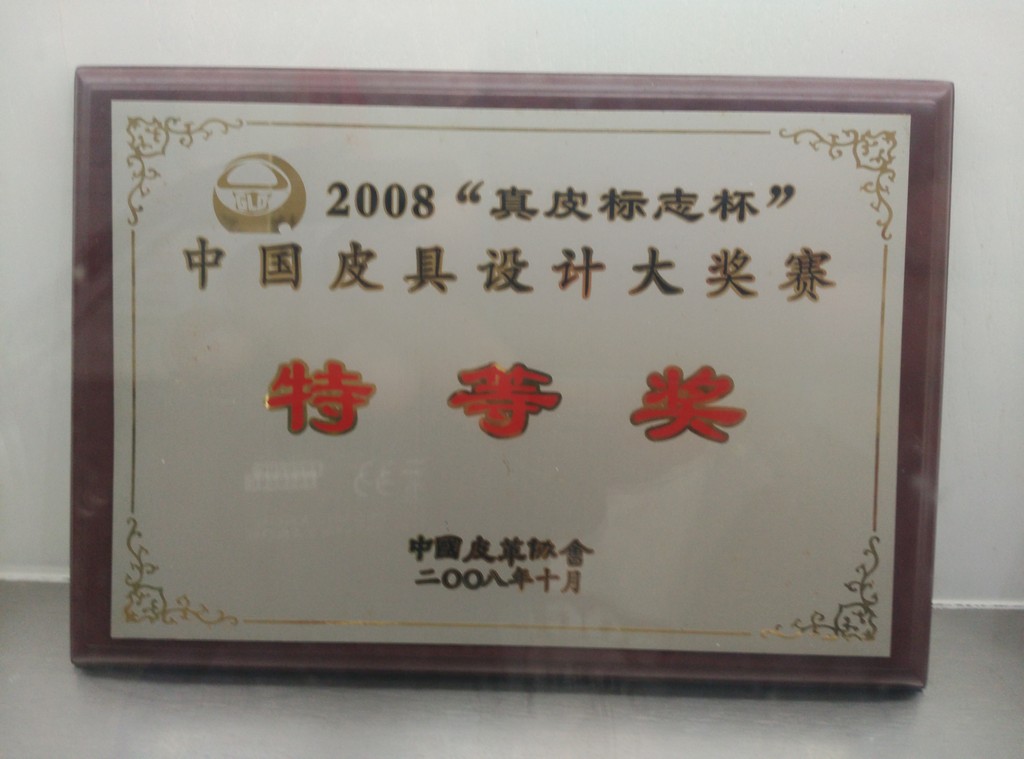 電腦旅行雙肩包廠家,時尚背包生產(chǎn)廠,電腦背包廠家,廣東箱包廠家