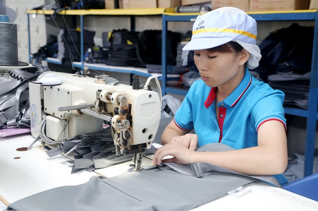 廣東雙肩包生產(chǎn)廠家,背包定制,廣州箱包廠家,電腦背包工廠,旅行包定制