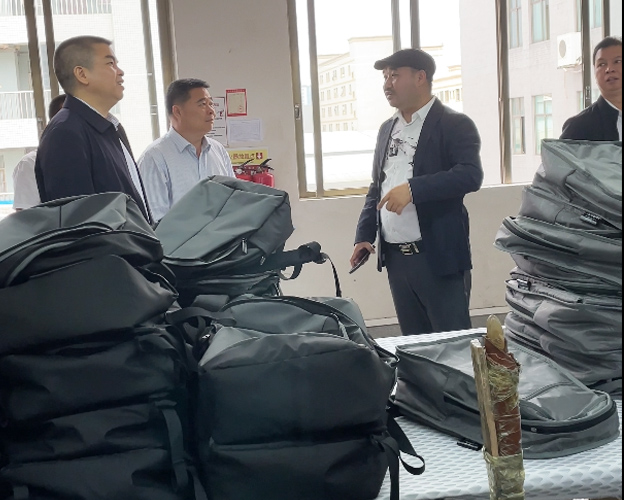 背包定制廠家拜訪客戶-贏得客戶信賴